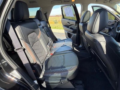 2025 Nissan Pathfinder Platinum 4WD