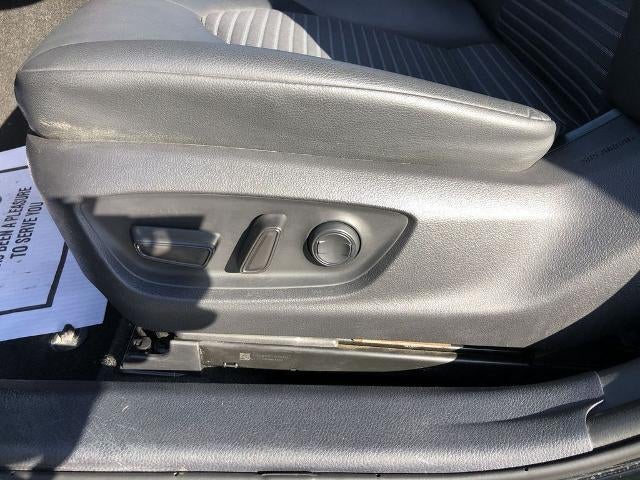 2021 Toyota Camry SE Auto (SE)