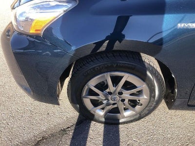 2017 Toyota Prius v Three (SE)