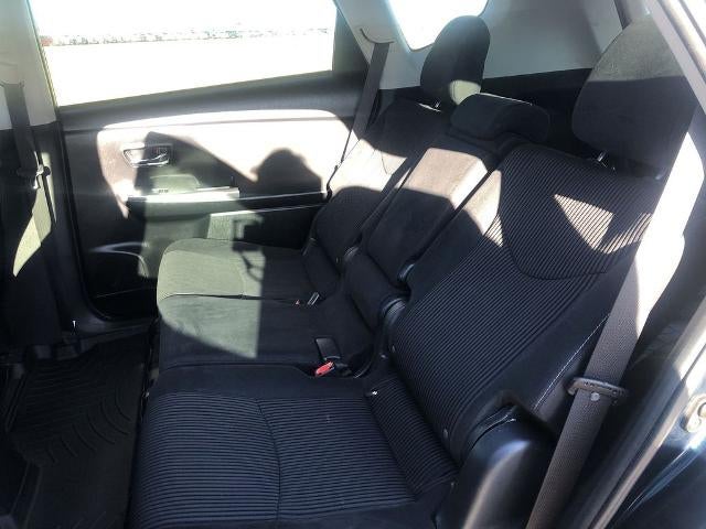 2017 Toyota Prius v Three (SE)