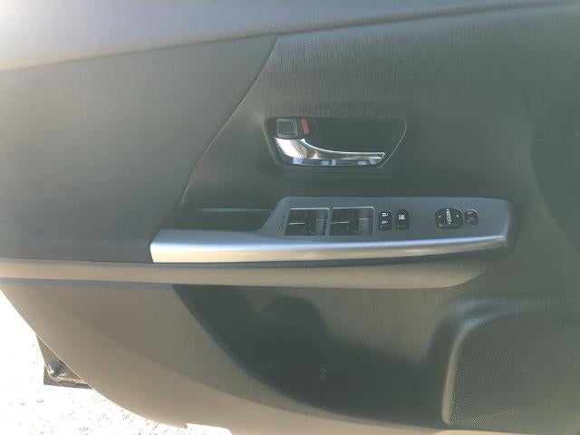 2017 Toyota Prius v Three (SE)