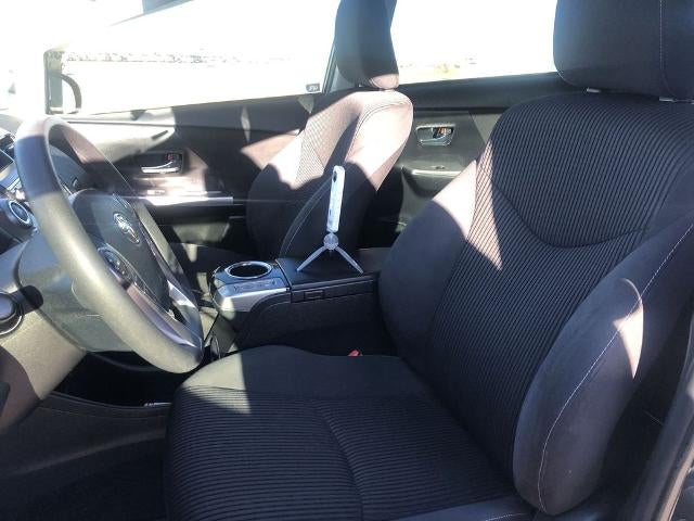 2017 Toyota Prius v Three (SE)