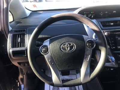 2017 Toyota Prius v Three (SE)
