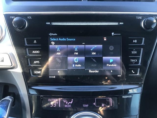 2017 Toyota Prius v Three (SE)