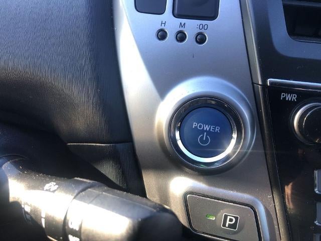 2017 Toyota Prius v Three (SE)