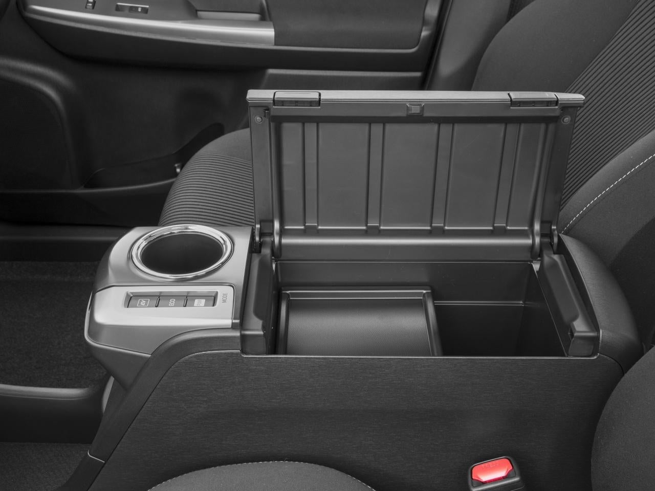 2017 Toyota Prius v Three (SE)